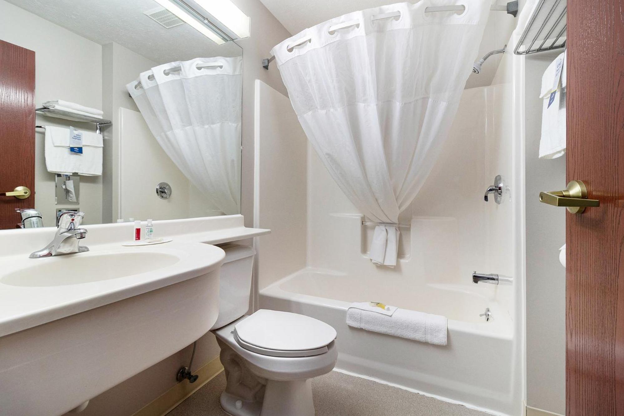 Microtel Inn And Suites Manistee Zewnętrze zdjęcie