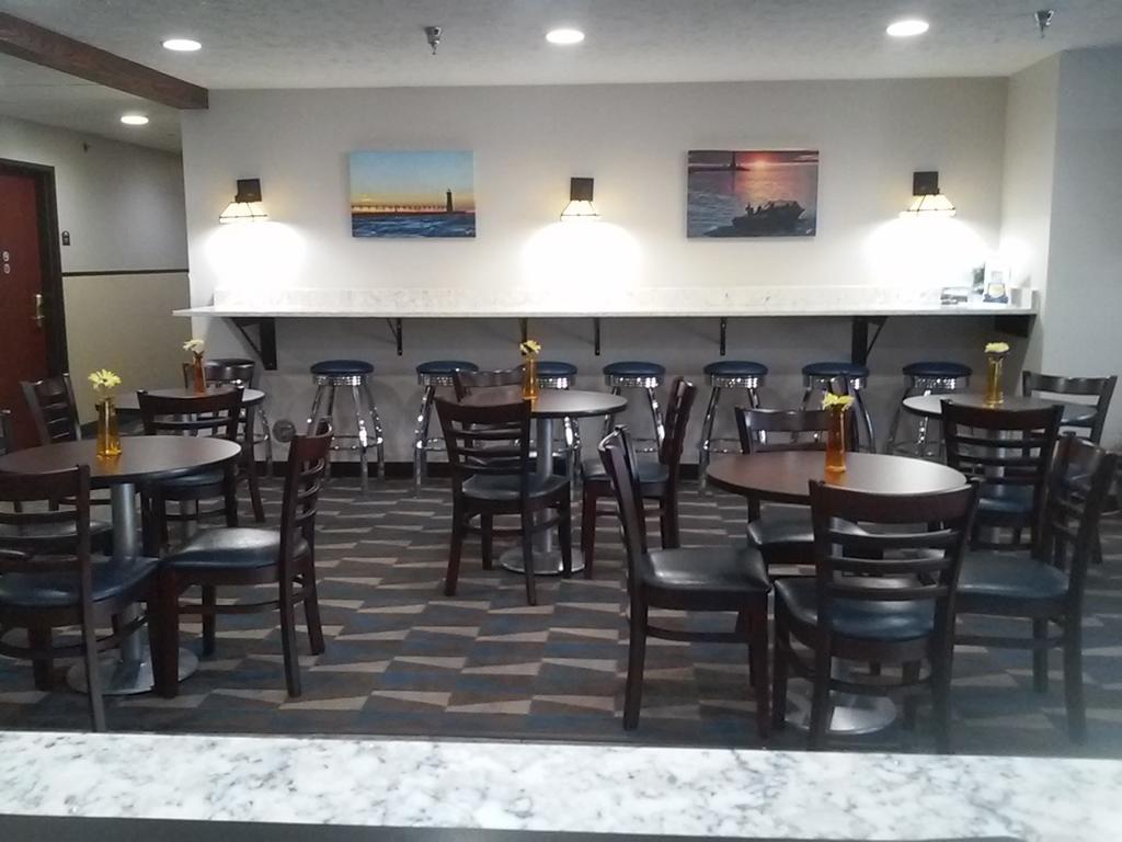 Microtel Inn And Suites Manistee Zewnętrze zdjęcie